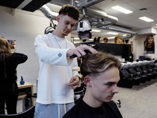 Student barbier aan het oefenen tijdens de les