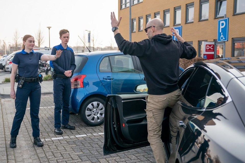 Studenten handhaving spreken automobilist aan