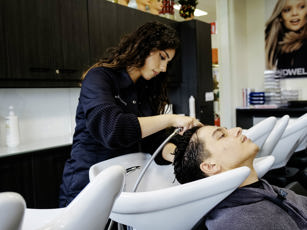 Studente haarstylist was haar van klant