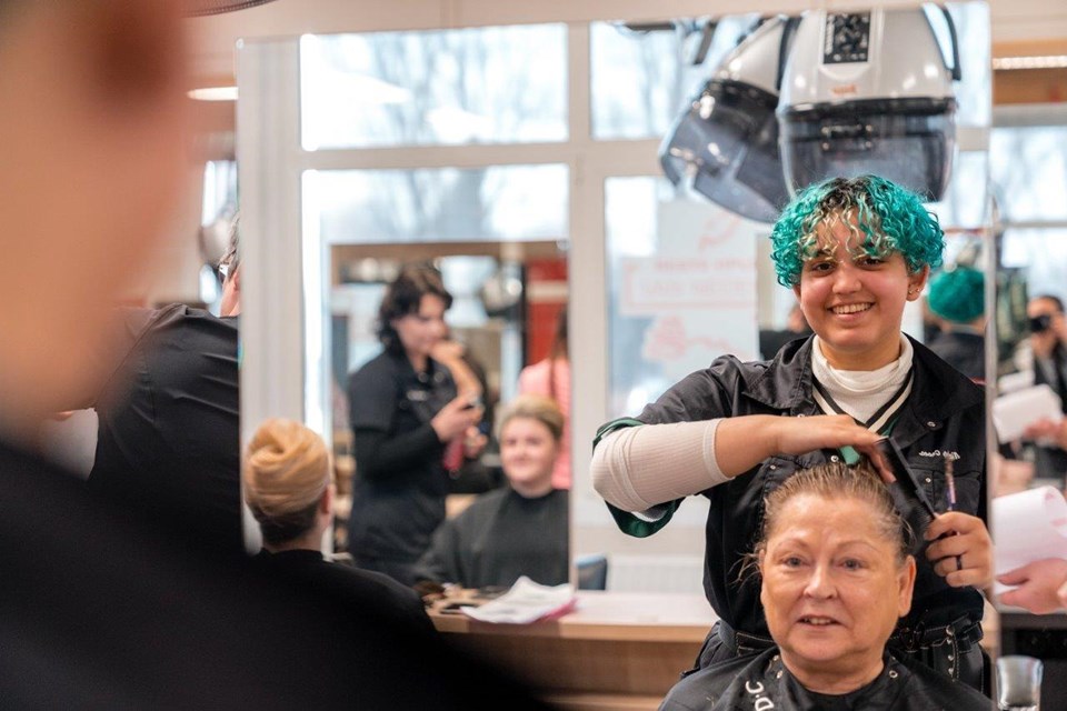 Haarverzorging + Salon Iris Sijbom 2022 (6) Student kapper en klant kijken lachend in grote spiegel