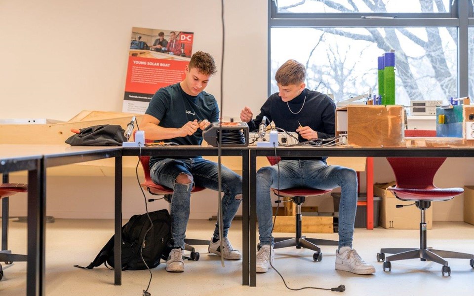 Studenten elektrotechniek werken samen aan project 