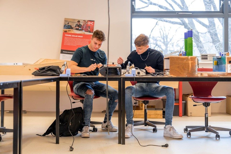 Studenten elektrotechniek werken samen aan project