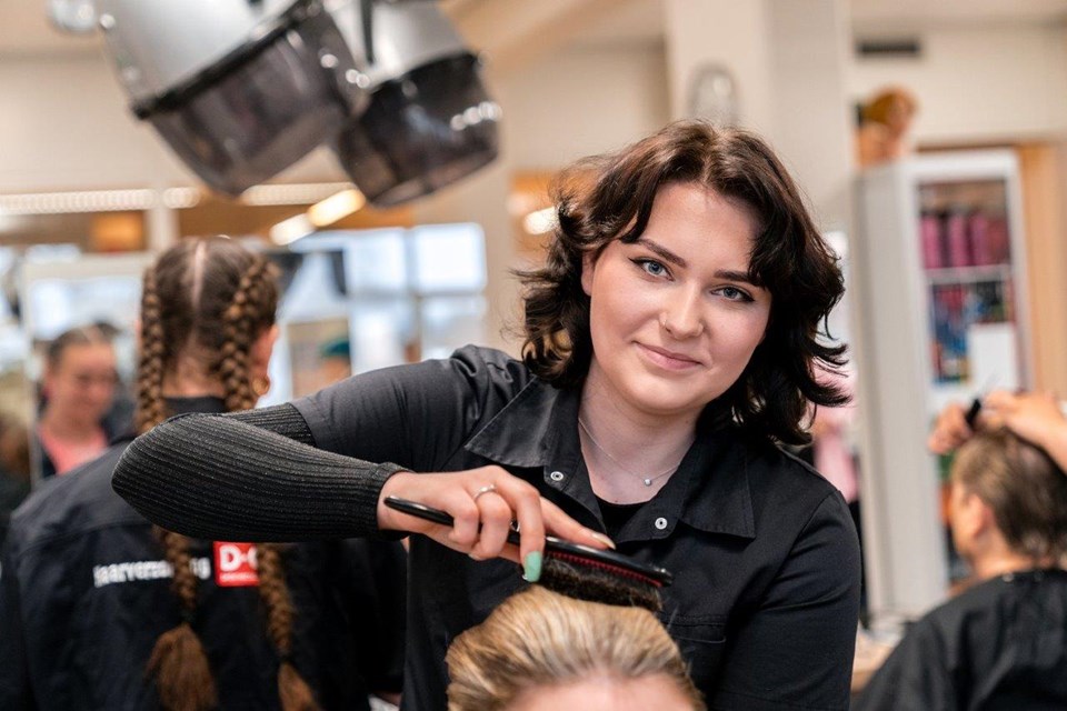 Haarverzorging + Salon Iris Snijbom 2022 (19) Student kapper kamt haar van klant met borstel