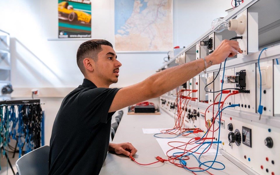 Elektrotechniek student checkt of elektriciteit werkt 