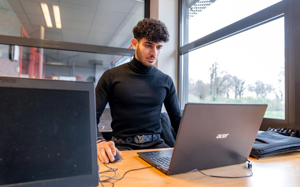 Student werkt met laptop 
