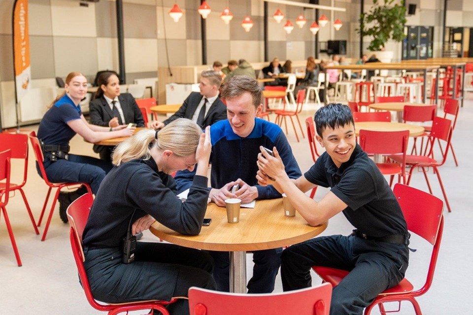 Studenten Beveiliging en Handhaving lachen tijdens pauze