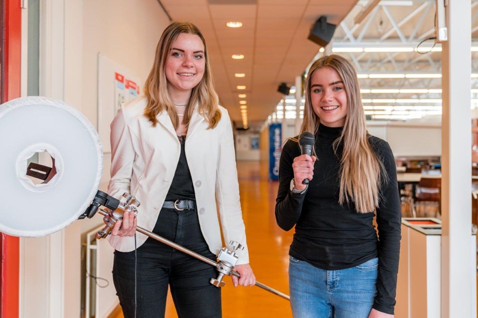 Mediavormgever, Iris Sijbom 2022 (20) Twee studenten mediavormgeving staan naast elkaar met microfoon en belichtingsmateriaal in handen