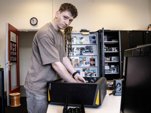 ICT student met computerkast