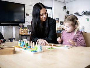 PW student doet spelletje met kindje