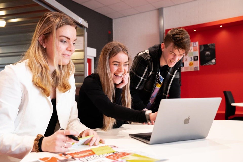 Mediavormgever, Iris Sijbom 2022 (27) Drie studenten mediavormgeving zitten lachend achter een laptop