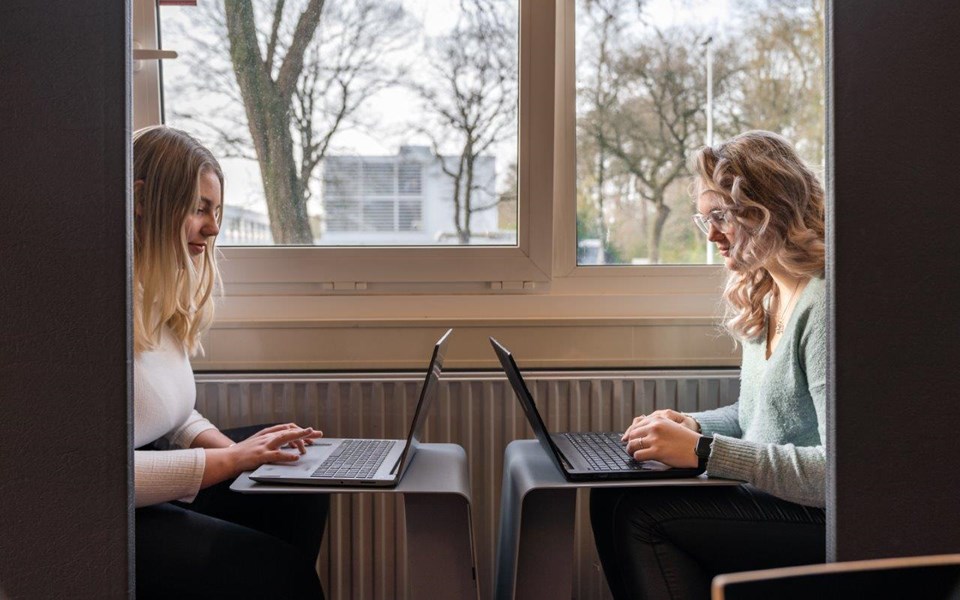 Twee studenten Office werken achter de laptop