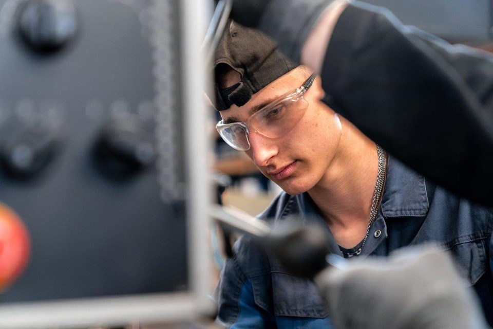 Detailfoto student met veiligheidsbril