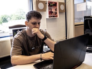 ICT student aan het werk achter de laptop