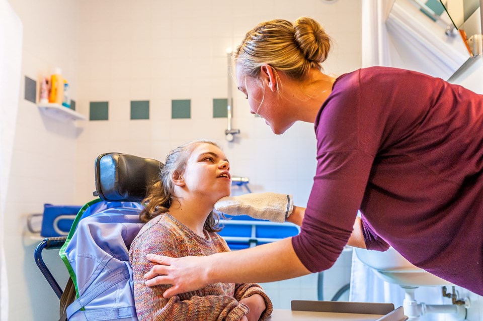 Inzetbaar in een breed gebied Verzorger helpt cliënt