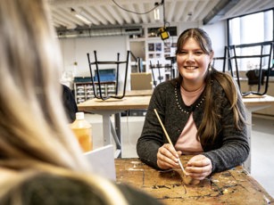 Onderwijsassistent Opleidingsfotografie Assen 300125 Lowres 33 Student Onderwijsassistent met kwast