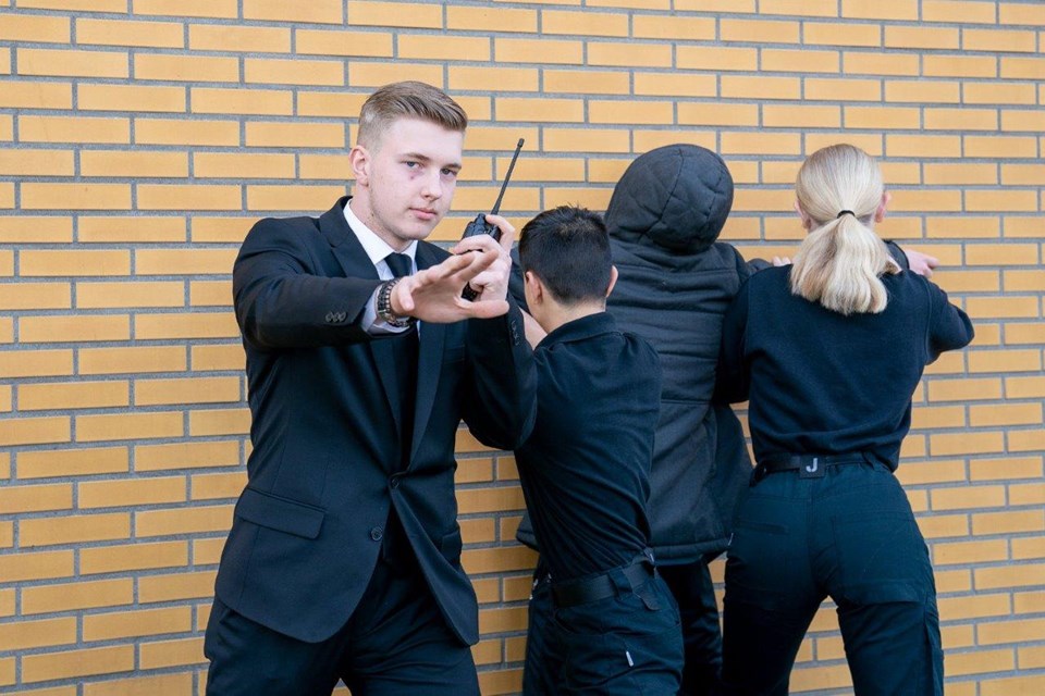 Beveiliging in actie om verdachte staande te houden