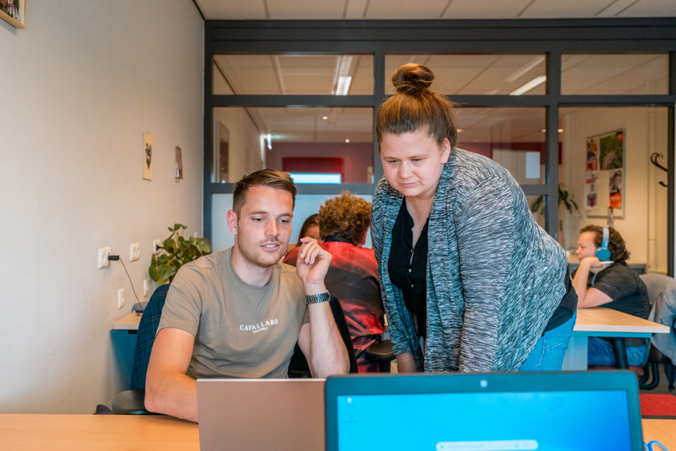 STERK uitleg achter laptop