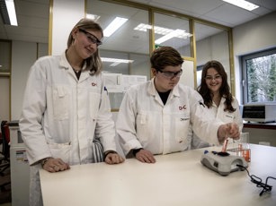 Laboratoriumtechniek Emmen Opleidingsfotografie Lowres 220225 36 Lab studenten met reageerbuis