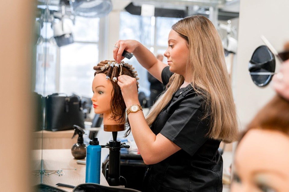 Haarverzorging + Salon Iris Sijbom 2022 (17) Student kapper doet krulspelden in haar van pop