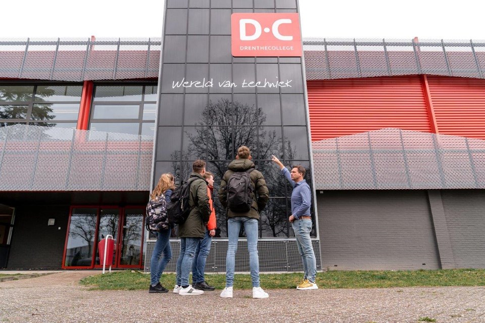 Docent legt studenten iets uit voor DC Tech gebouw