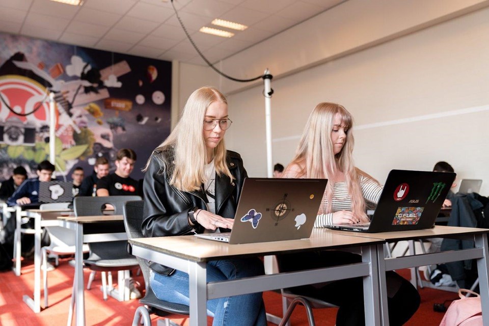 ICT Niveau 3 4 Iris Sijbom 2022 (15) Klaslokaal vol met studenten opleiding ICT
