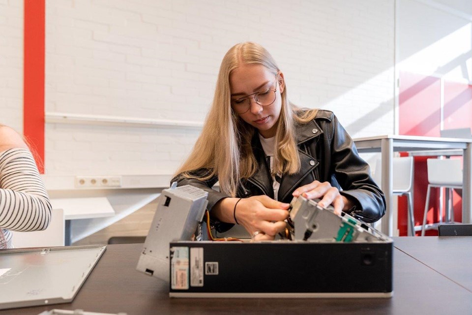ICT Niveau 3 4 Iris Sijbom 2022 (21) Student ICT sleutelt aan computerkast