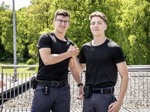 Studenten handhaving geven elkaar een hand