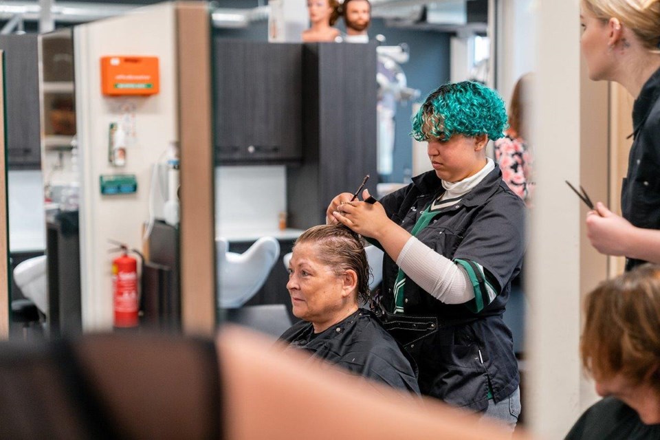 Haarverzorging + Salon Iris Sijbom 2022 (5) Kapperssalon met twee klanten en twee studenten kappersopleiding