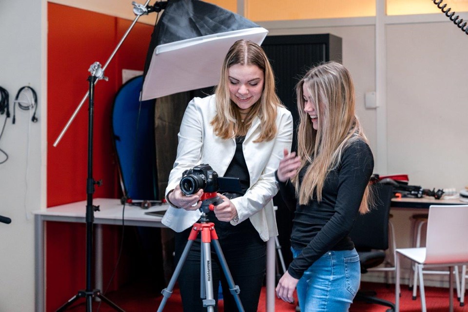 Mediavormgever, Iris Sijbom 2022 (9) Twee studenten mediavormgeving stellen camera op statief in