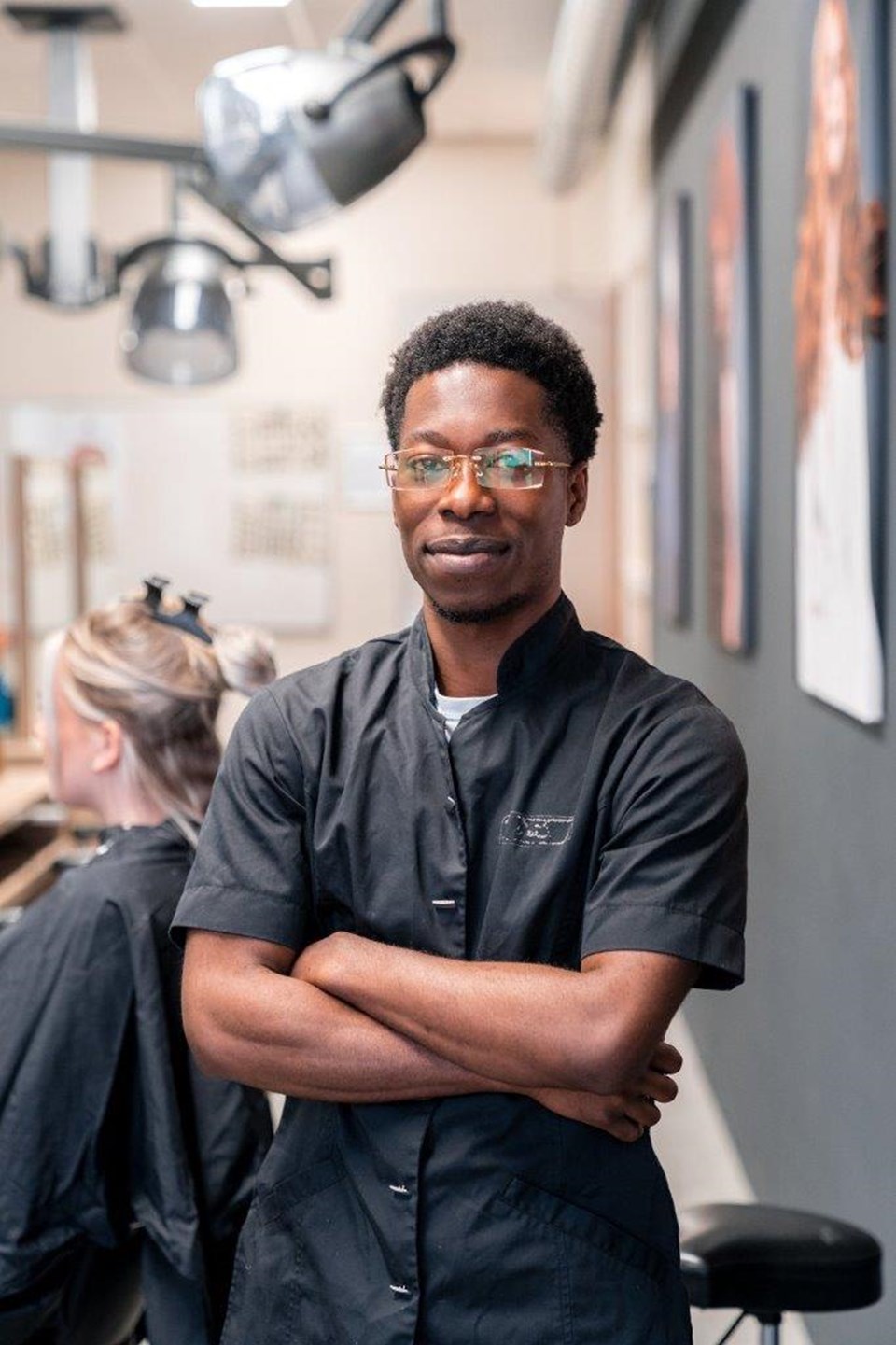 Haarverzorging + Salon Iris Sijbom 2022 (9) Student kapper poseert voor kappersstoel