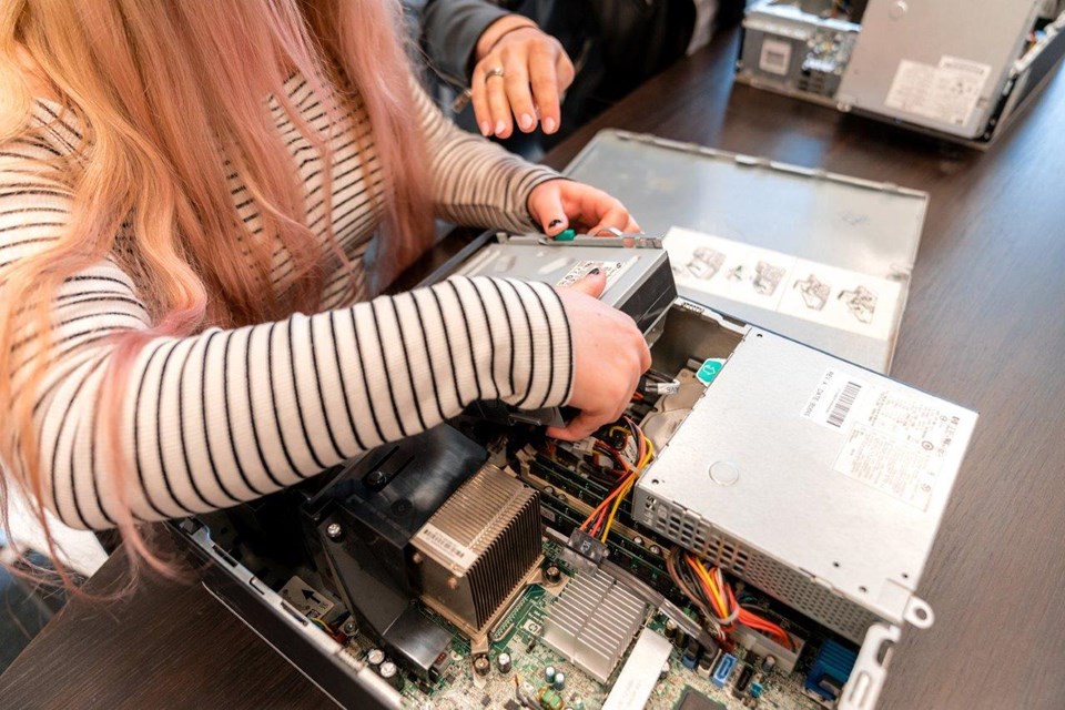 ICT Niveau 3 4 Iris Sijbom 2022 (24) Bovenaanzicht van student ICT die sleutelt aan computer