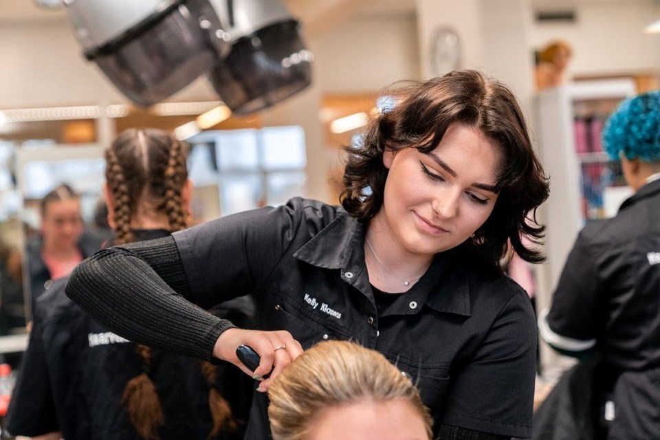 Haarverzorging + Salon Iris Sijbom 2022 (1) Student kapper kamt haar klant