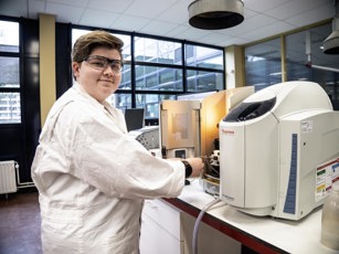 Laboratoriumtechniek Emmen Opleidingsfotografie Lowres 220225 22 Studente laboratoriumtechniek achter machine