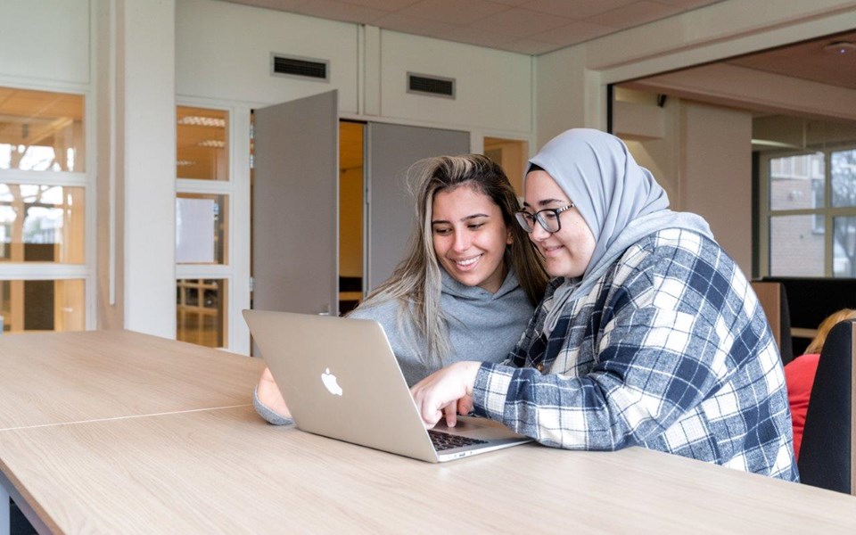 Studenten Office en Management support achter de laptop