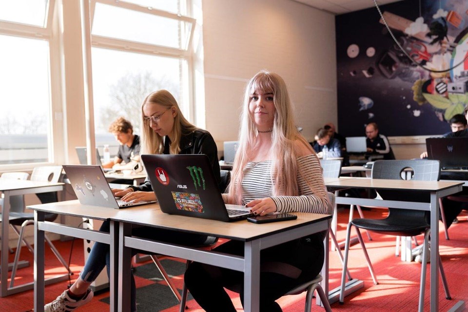 ICT Niveau 3 4 Iris Sijbom 2022 (16) Deel van een klaslokaal met studenten ICT achter laptop