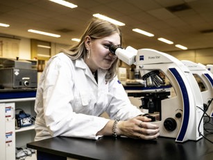 Laboratoriumtechniek Emmen Opleidingsfotografie Lowres 220225 16 Student laboratoriumtechniek achter microscoop