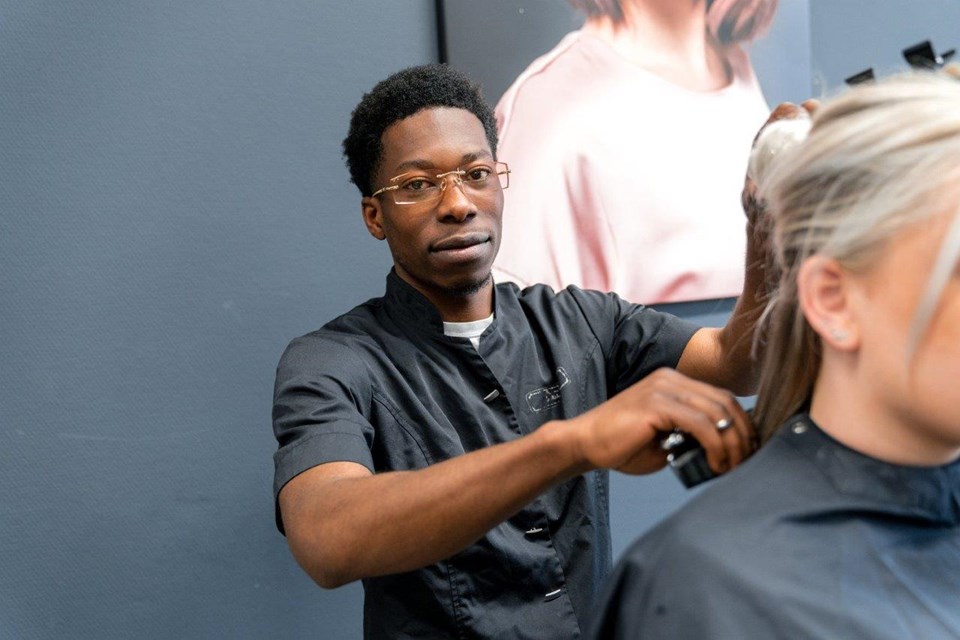 Haarverzorging + Salon Iris Sijbom 2022 (7) Student kapper kamt lange haren van klant