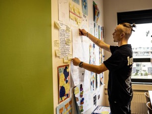 Onderwijsassistent Opleidingsfotografie Assen 300125 Lowres 5 Student Onderwijsassistent bij prikbord