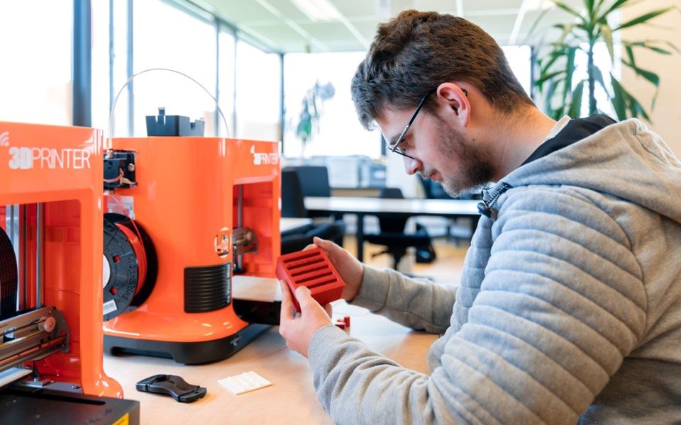 Student ICT Support aan het werk achter 3D printer