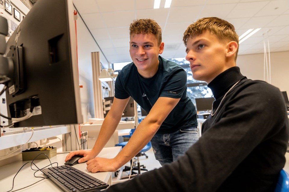 Studenten Elektrotechniek werken data uit op computer