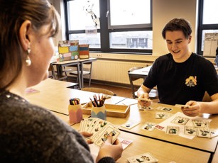 Onderwijsassistent Opleidingsfotografie Assen 300125 Lowres 25 Studenten Onderwijsassistent doen samen kaartspel