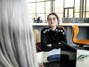 Vavo studente bespreekt les met klasgenoten