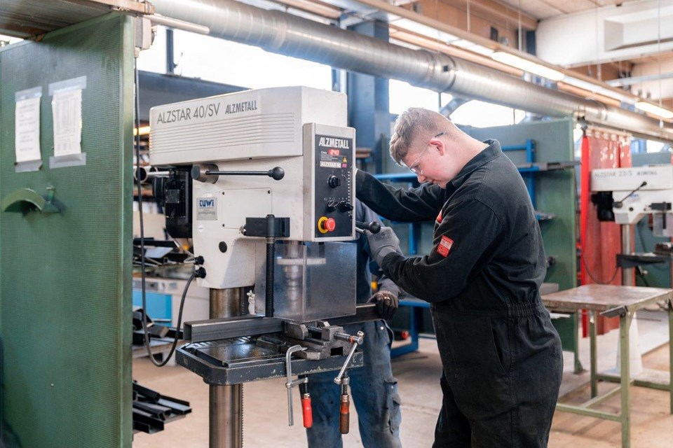 Samenwerken bij de metaalmachine