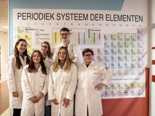 Laboratoriumtechniek Emmen Opleidingsfotografie Lowres 220225 41 Studentenlaboratoriumtechniek bij periodiek systeem