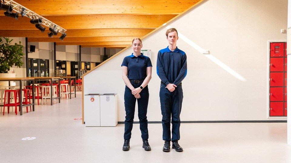 Twee studenten Handhaving samen in school