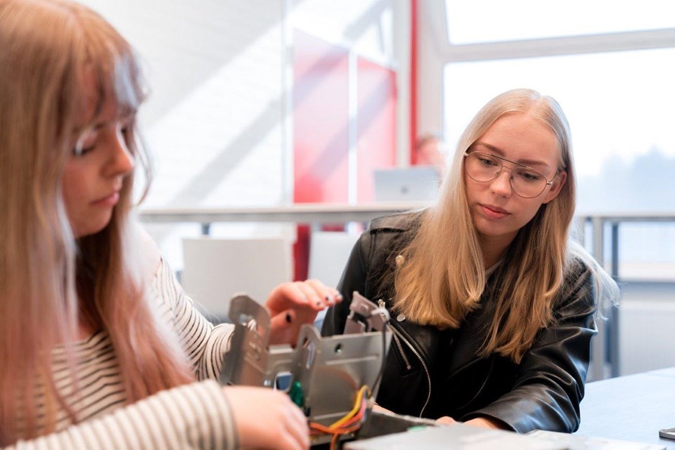 ICT Niveau 3 4 Iris Sijbom 2022 (1) Twee studenten ICT zijn bezig met draden van computer