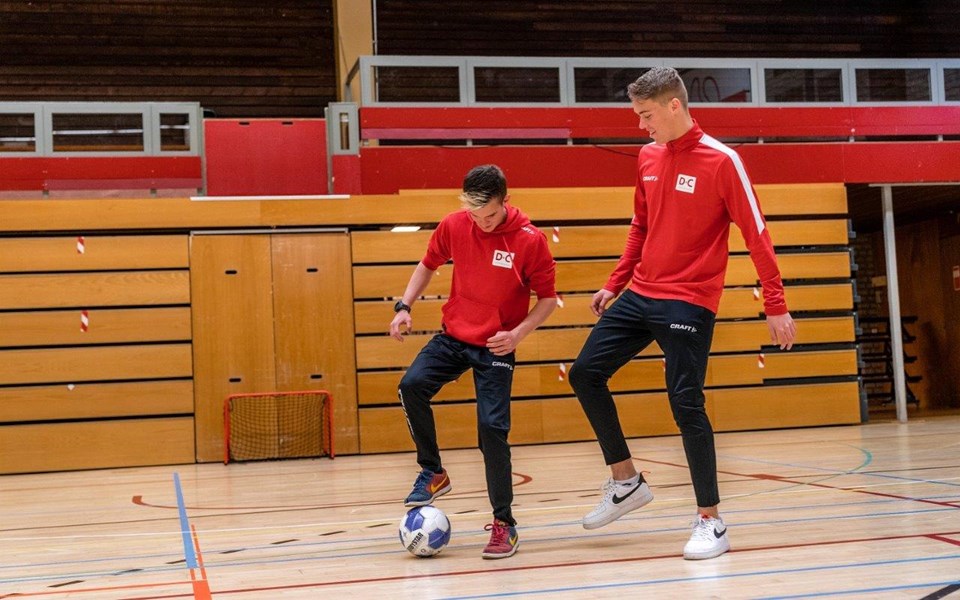 Studenten sport en bewegen aan het zaalvoetballen