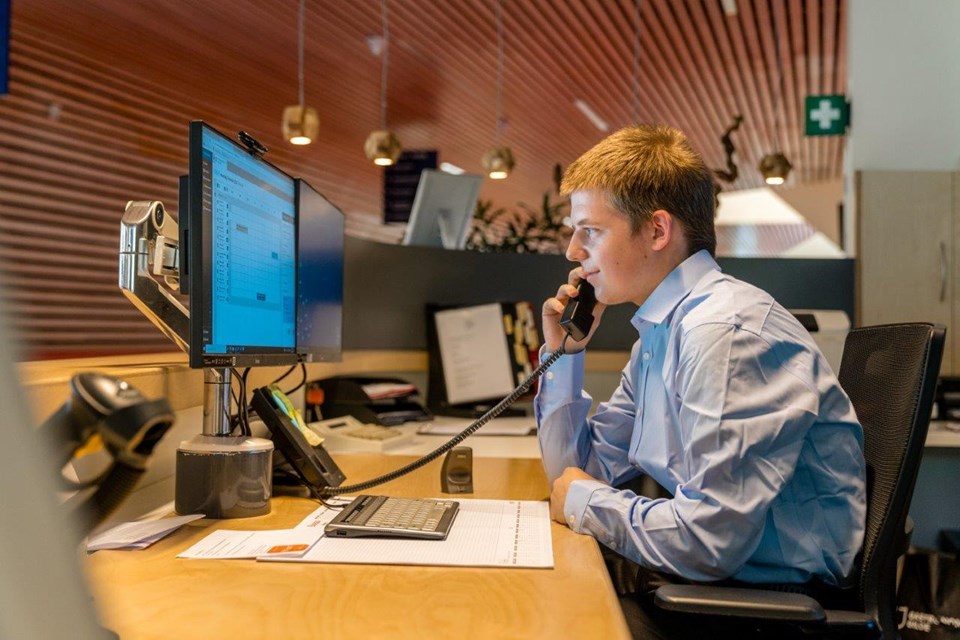 Student Facilitair aan de telefoon