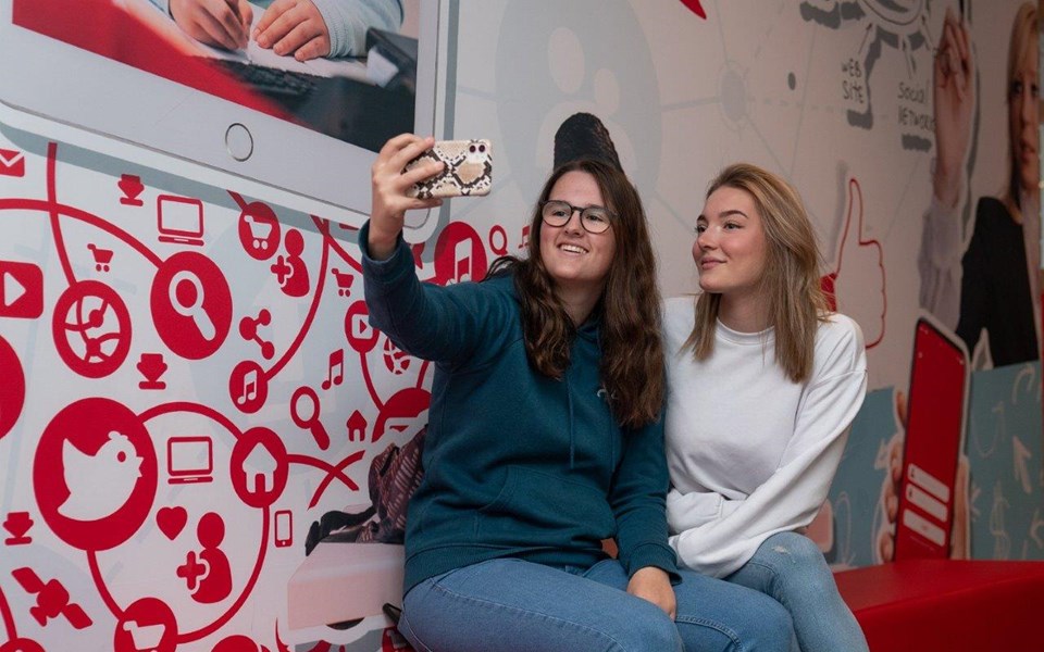 Studenten maken selfie op de gang
