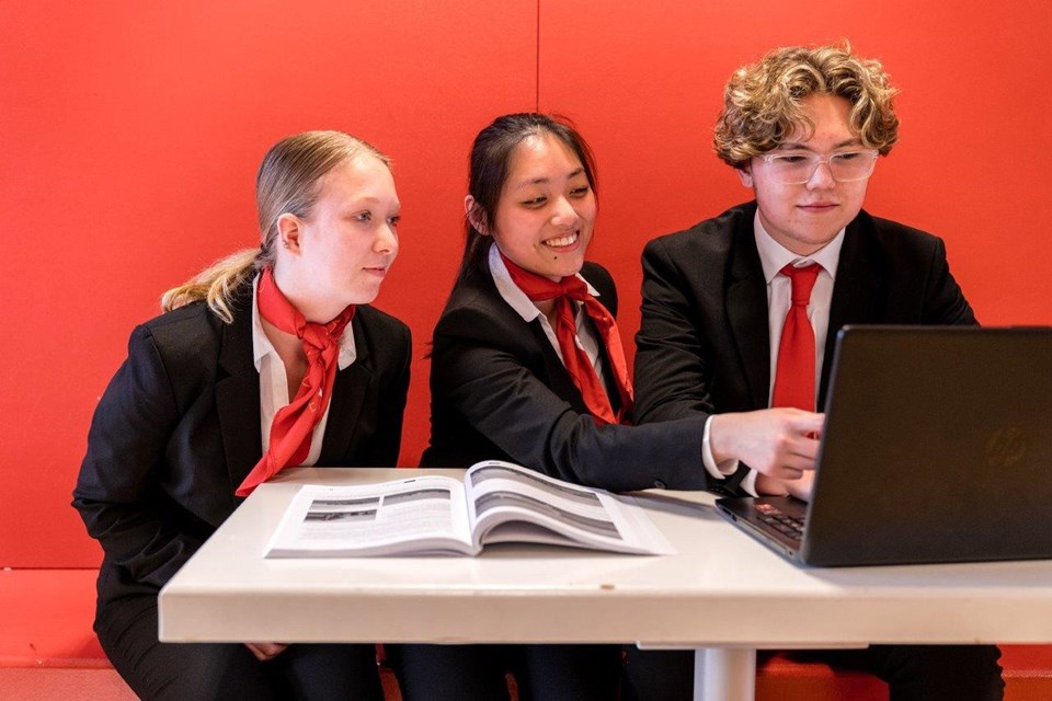 Student Luchtvaartdienstverlener wijst iets aan op laptop